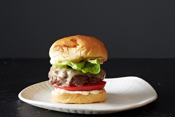 Fat, diner-style burgers à la the Village Vanguard’s 