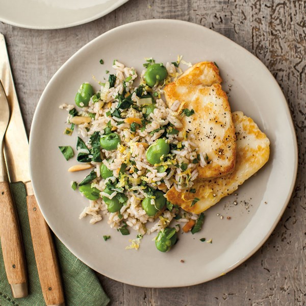 Fava bean and spinach pilaf with fried haloumi
