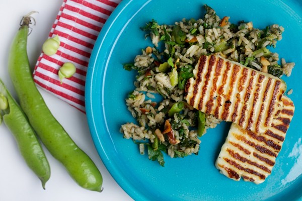Fava bean and spinach pilaf with fried halloumi