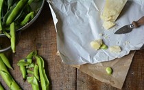 Fava beans and pecorino (Fave e pecorino)