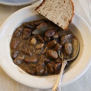 Fava beans stew with garlic, thyme, and bay leaves (Koukkliá koúnnes)