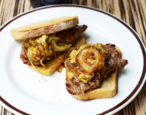 Feather-steak sandwiches with fried onions