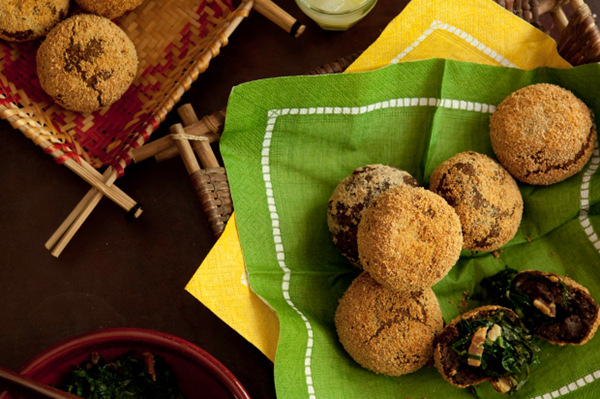 Feijoada fritters with collard greens (Bolinho de feijoada do aconchego carioca)