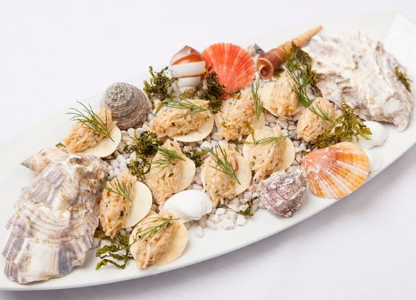 Fennel crackers, crab, dill, and citrus mayonnaise