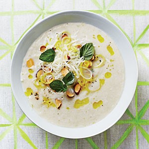 Fennel soup with almond-mint topping