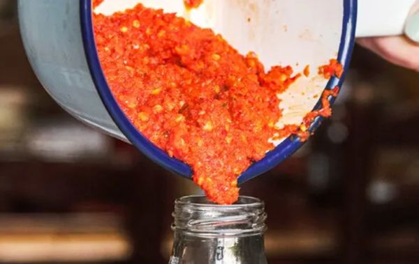Fermented chilli hot sauce (Saws poeth tsili eplesedig)