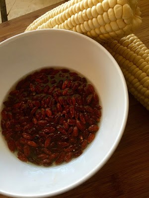Fermented rice, wolfberry, and corn soup (Gŏuqĭ jīróng yùmĭ gēng / 枸杞雞蓉玉米羹)