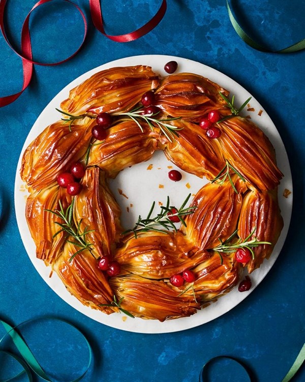 Festive celebration wreath 