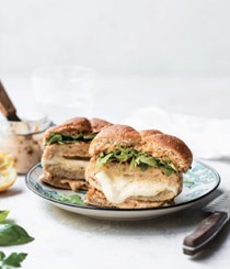 Feta and mozzarella-stuffed chicken burgers with sun-dried tomato aioli