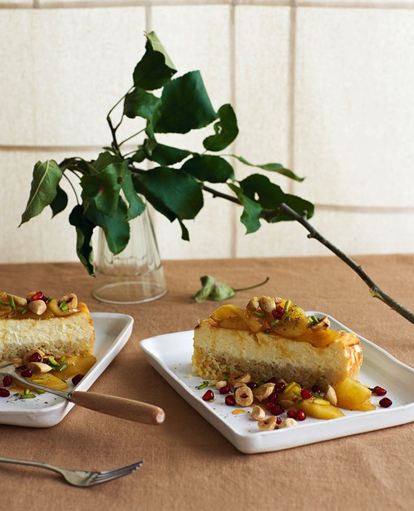 Feta cheesecake with honey, apples and nuts