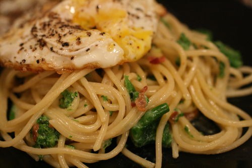 Fettuccine carbonara with fried eggs