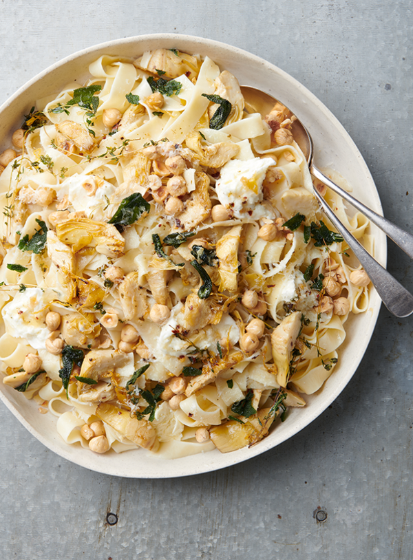 Fettuccine with artichokes, hazelnuts and mozzarella