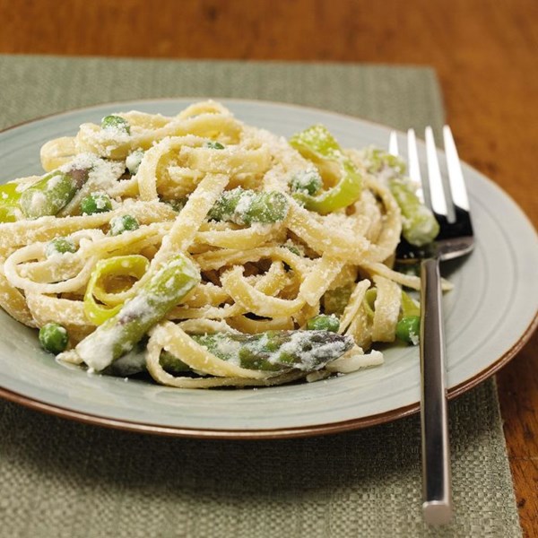 Fettuccine with asparagus and peas