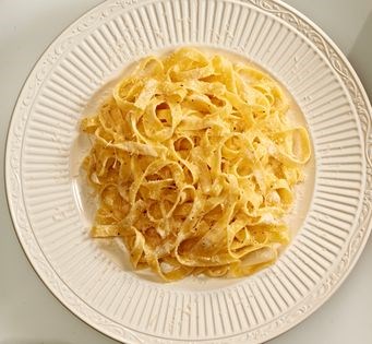 Fettuccine with butter and cream (Fettuccine all'alfredo)