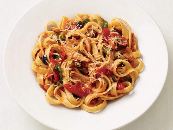 Fettuccine with chicken and olives