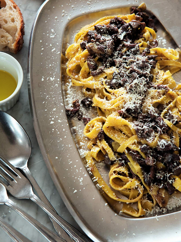 Fettuccine with chicken giblet ragù (Fettuccine alle rigaglie di pollo)