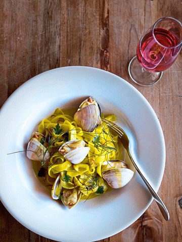 Fettuccine with Cloudy Bay clams in Marlborough saffron cream [Le Café]