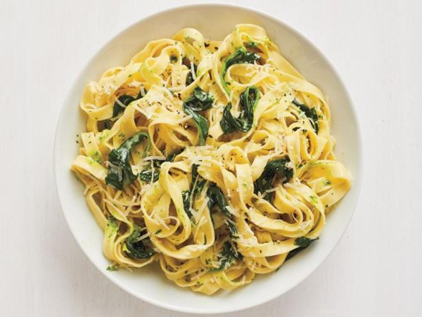 Fettuccine with creamy pesto 