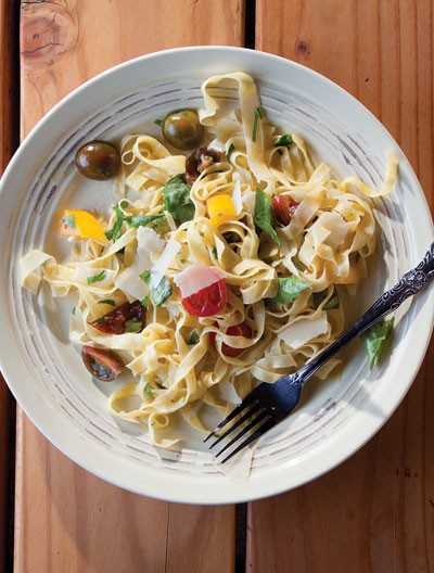 Fettuccine with heirloom tomatoes