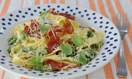 Fettuccine with peas, prosciutto and lemon