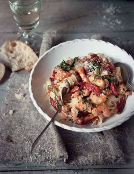 Fettuccine with prawns, cream and sun-dried tomatoes