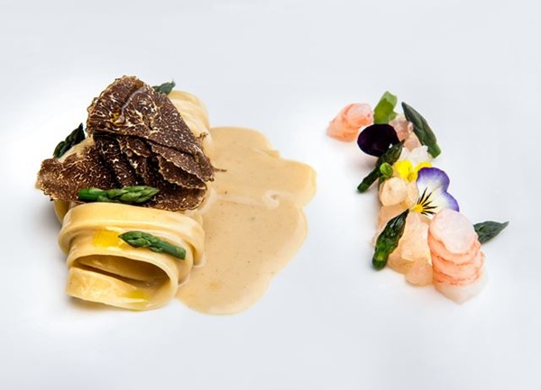 Fettuccine with sea bream tartare and black truffle