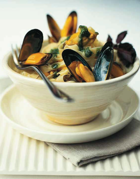 Fettuccine with smoked mussels and pesto