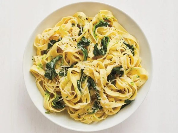 Fettuccine with spinach and pesto