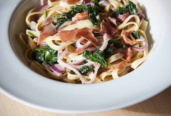 Fettuccine with spinach, prosciutto and tomatoes