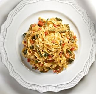 Fettuccine with spring vegetables and cream (Fettuccine primavera)