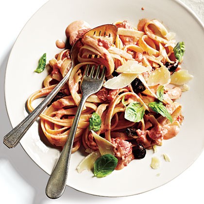 Fettuccine with tomato-cream sauce