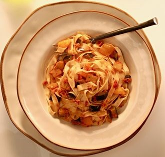 Fettuccine with vegetables and roasted red pepper sauce (Fettuccine alle verdure)