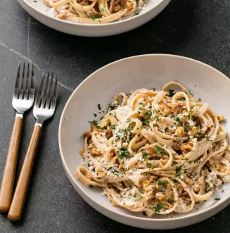 Fettuccine with walnut sauce