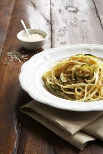 Fettuccine with zucchini in a saffron cream sauce (Fettuccine alle zucchine e zafferano)