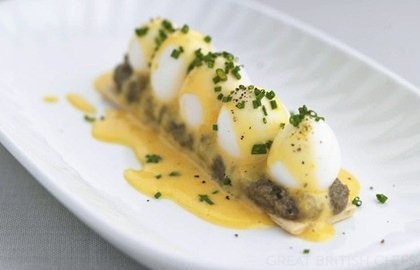 Feuillete of poached quails’ eggs with Hollandaise sauce