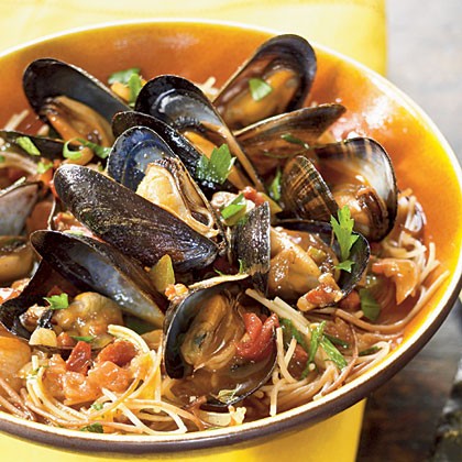 Fideos with chorizo and mussels
