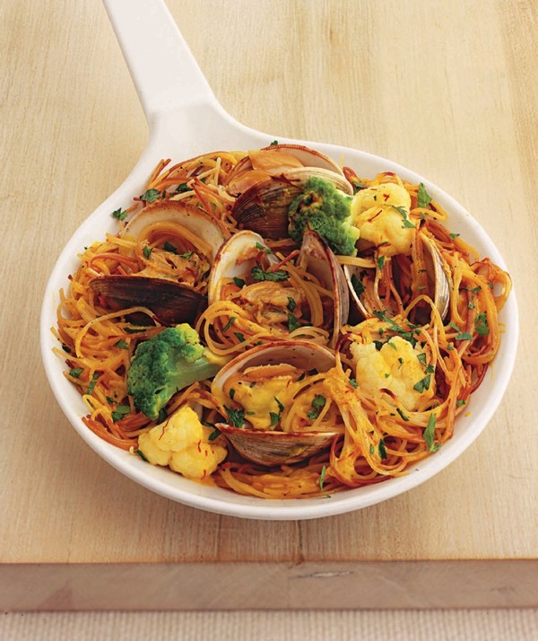 Fideos with clams and saffron