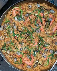 Fideos with shrimp, ham and clams