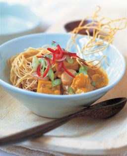 Fiery chicken ramen-style with crispy noodles