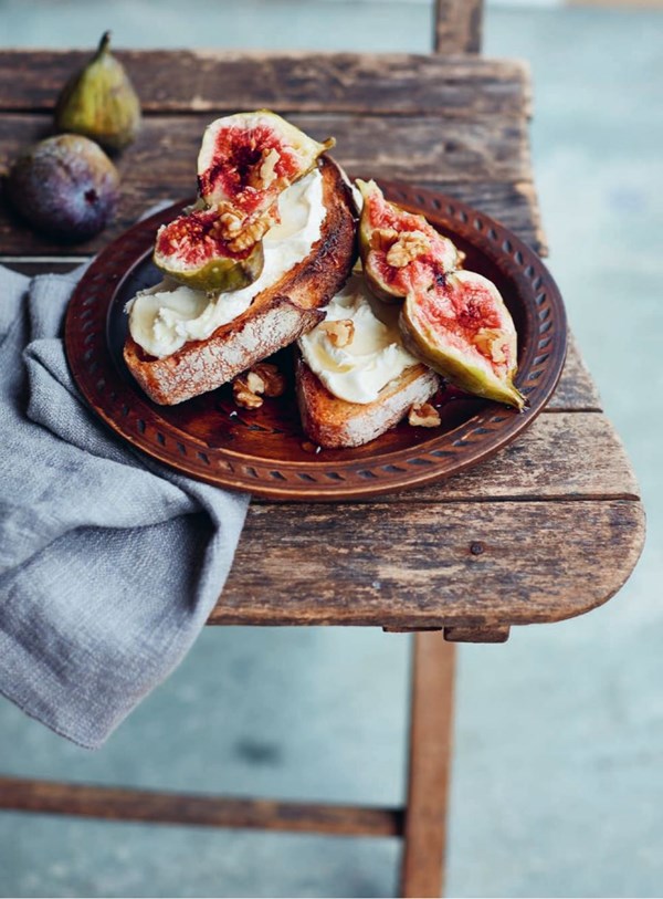 Fig & mascarpone or ricotta crostini with honey (Crostini con fichi e mascarpone o ricotta)