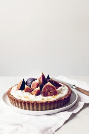 Fig and buckwheat breakfast tart