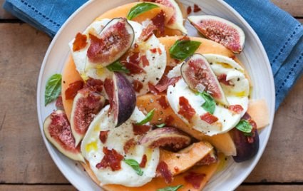 Fig and cantaloupe salad with mozzarella and prosciutto 