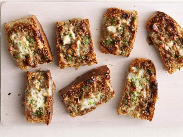 Fig and cheese toasts