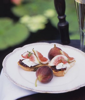 Fig and goat cheese crostini