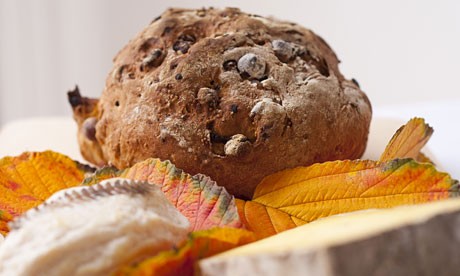 Fig and hazelnut loaf for cheese