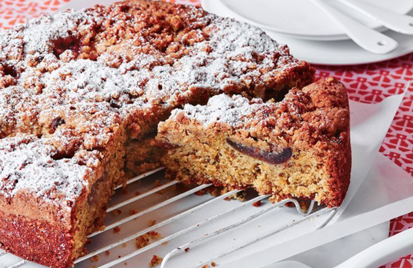 Fig and pistachio crumble cake