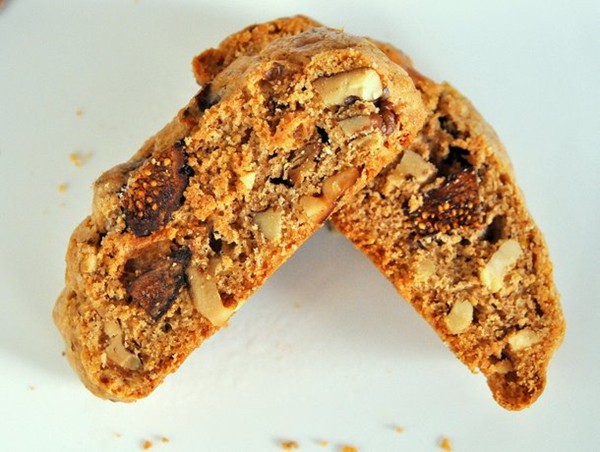 Fig and walnut biscotti