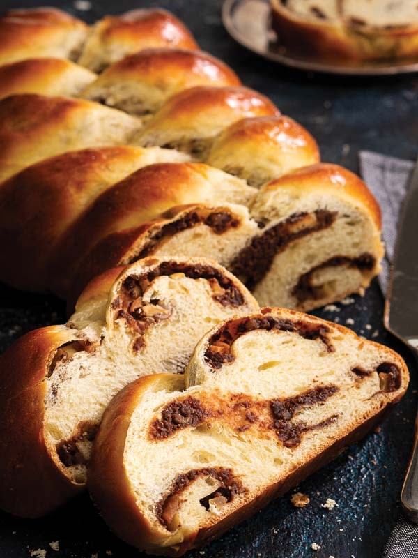 Fig-apple braided challah [fig filling]