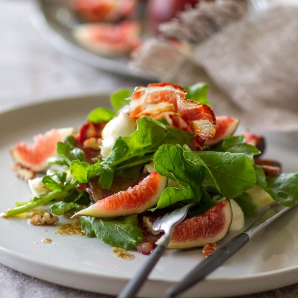 Fig, bocconcini, rocket and frizzled smoked pancetta salad
