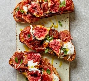 Fig, burrata & prosciutto tartine